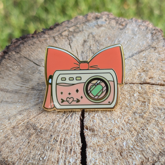 Chuu's Apple of My Eye Enamel Pin